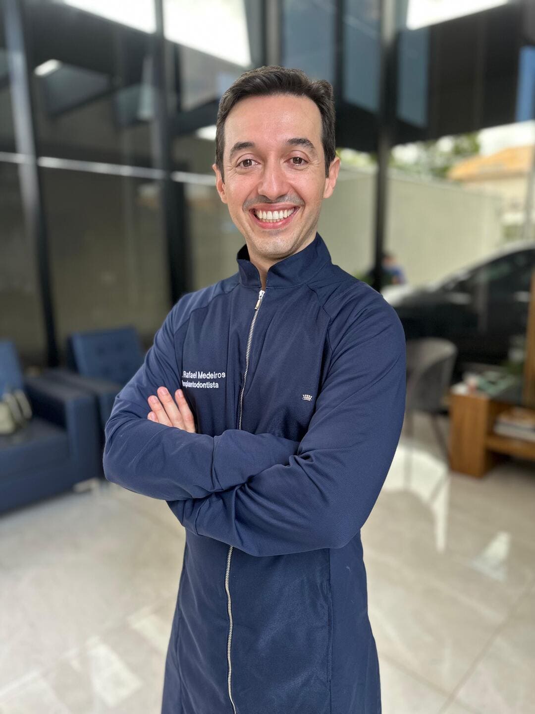 Dr. Rafael Medeiros - Formado em 2006 pela UFMS, ingressou na especialização de implantodontia assim q se formou. Vindo de uma família de dentistas, seu pai implantodontista e sua mãe odontopediatra, sempre soube que seu dom estava em devolver sorrisos. Rafael sempre gostou da área acadêmica e por esse motivo iniciou o mestrado na mesma universidade que se formou. Atualmente dr Rafael trabalha como reabilitador oral na Clínica impro e é professor da especialização de Implantodontia na escola de pós graduação IOA em Campo Grande. CRO/MS 4073