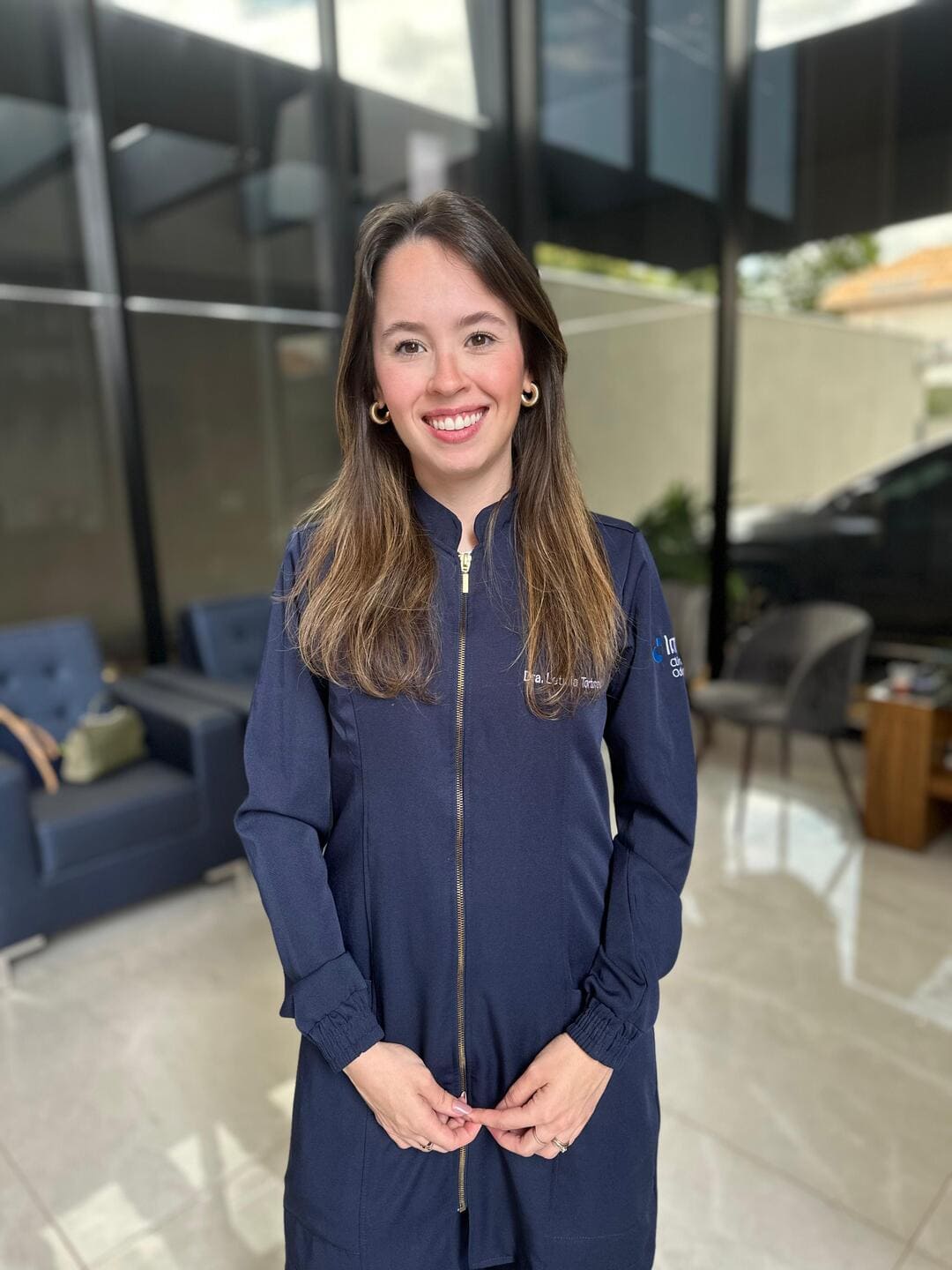 Dra. Letícia Tortorelli - Perez Formada em 2018 pela UFMS, ingressou na especialização de endodontia assim que se formou, se tornando especialista em 2020. Tendo o pai dentista, sempre conviveu com a realidade do consultório e viu na paixão de seu pai pela profissão a possibilidade de seguir seus passos. Atualmente atua como clínica geral e endodontista na equipe IMPRO. CRO/MS 6624