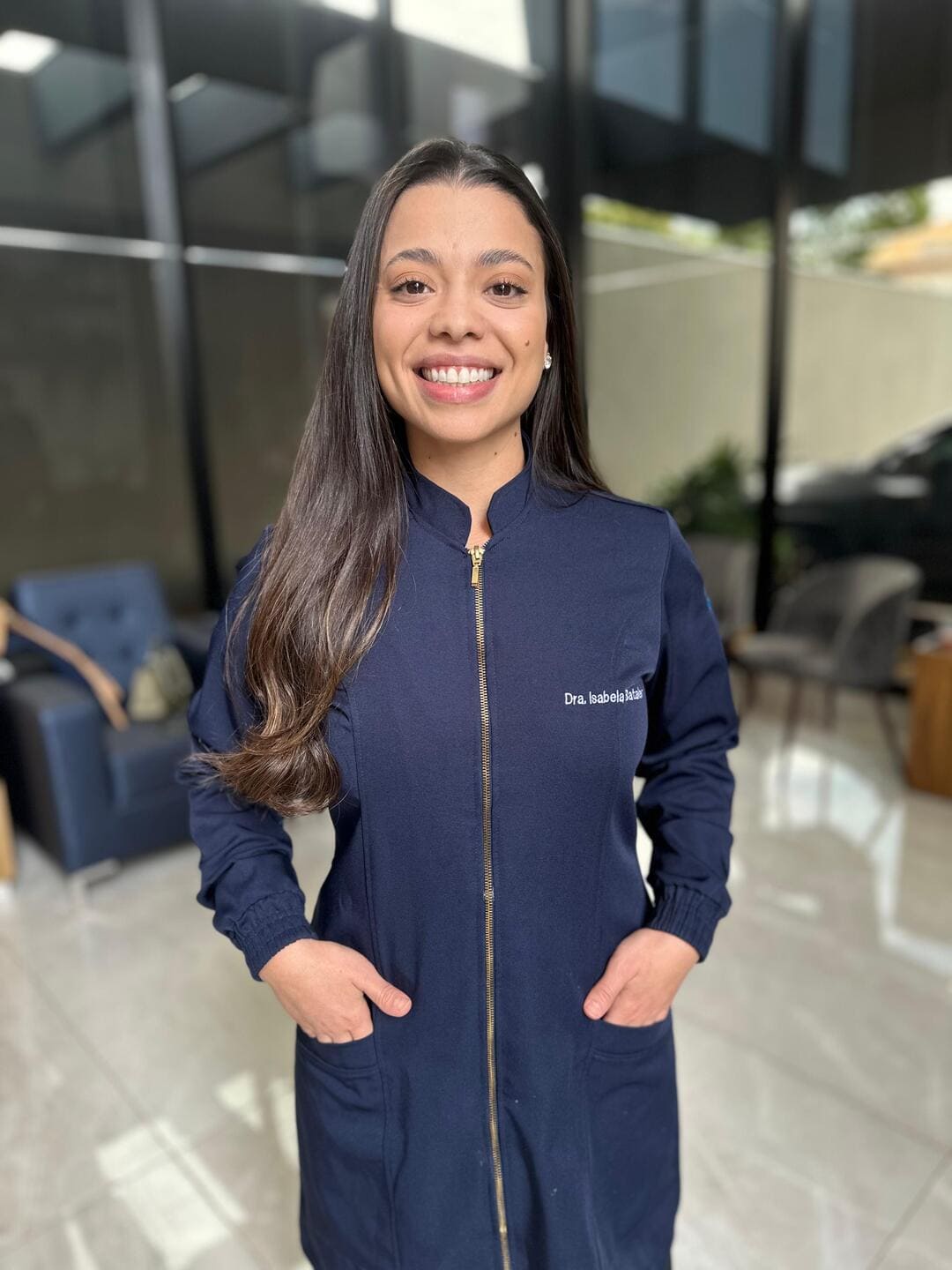 Dra Isabela Bataier - Formanda em 2018 pela UFMS, ainda na faculdade fez estágio no Hospital Santa Casa de Campo Grande na área de Traumatologia e Cirurgia BucoMaxilo facial. Apaixonada pela área cirúrgica, após formada, iniciou especialização em implante e prótese junto, que foi muito importe para o aperfeiçoamento das reabilitações orais. Atualmente Dra Isabela atua como protesista na Clínica Impro e ministra aulas no curso de especialização em implante na Faculdade de Ciências do Tocantins. CRO/MS 6669