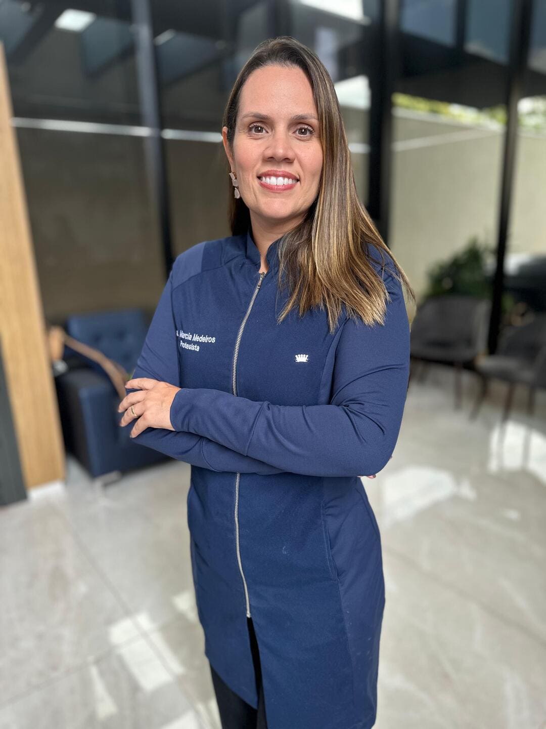 Dra. Márcia - Formanda em Odontologia pela UFMS em 2006. Em 2007 fez a primeira especialização em Prótese dentária e foi amor a primeira. Em 2013 sentiu necessidade de entender mais sobre ortodontia e decidiu fazer mais essa especialização, o que foi de suma importância para que pudesse ser mais assertiva nas avaliações dos pacientes que a procuravam. Hoje ela é Gestora da clínica Impro. CRO/MS 4072