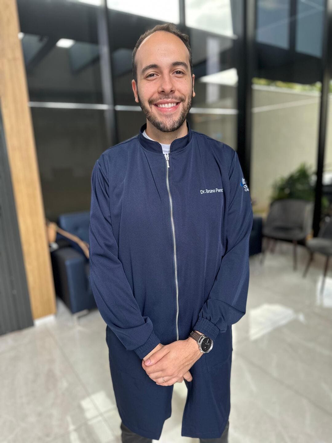 Dr. Bruno Perez - Cirurgião dentista formado pela universidade Uniderp em 2015 e sou especialista em periodontia e implantodontia. Desde que me formei, sempre gostei da área da docência, ministrando aulas no curso de auxiliares em saúde bucal do ano de 2016 até 2019, hoje tenho 32 anos e atualmente sou professor na mesma faculdade em que me formei. Faço parte da equipe IMPRO desde 2019 e hoje sou responsável pela parte da periodontia. CRO/MS 5845