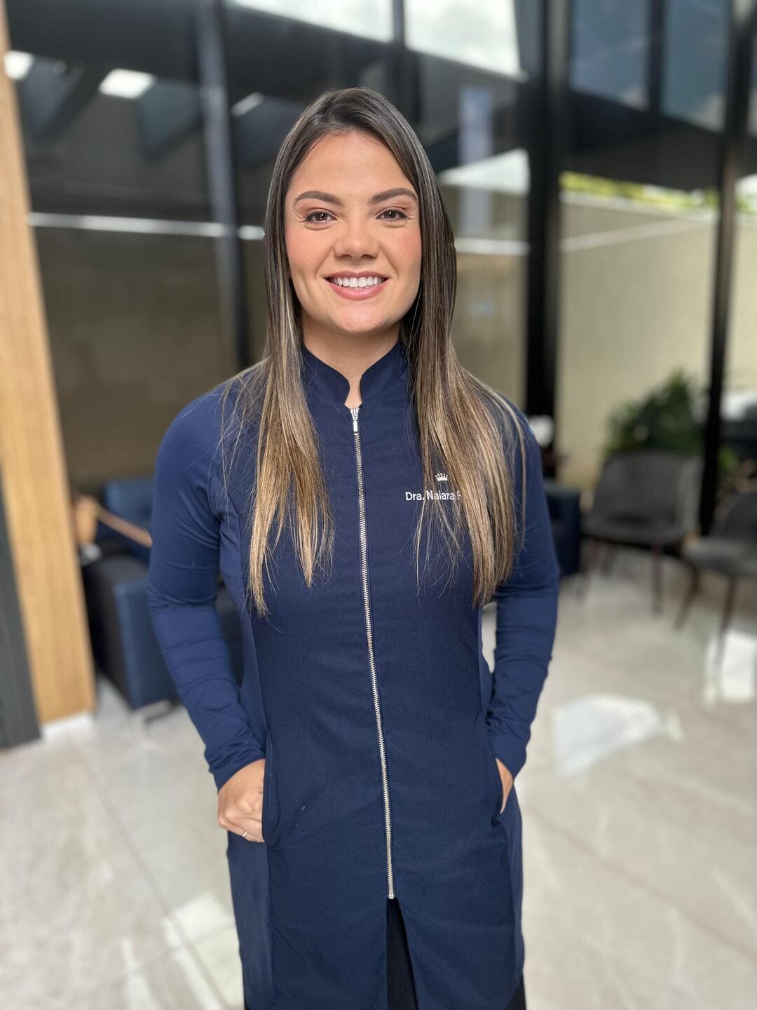 Dra. Naiara Feijó - Formada em 2021 pela UFMS, ingressou na especialização de implantodontia e periodontia logo após a formação. Primeira dentista da família, após alguns anos de cursinho resolveu dar a oportunidade em cursar odontologia e se apaixonou pelo curso. Apesar de atender em grande maioria muitos adultos, Naiara ainda pensa em fazer especialização em Odontopediatria, pois ama atender o público infantil. Atualmente Dra Naiara é dentista Avaliadora e Clínico-Geral da Clínica Impro.